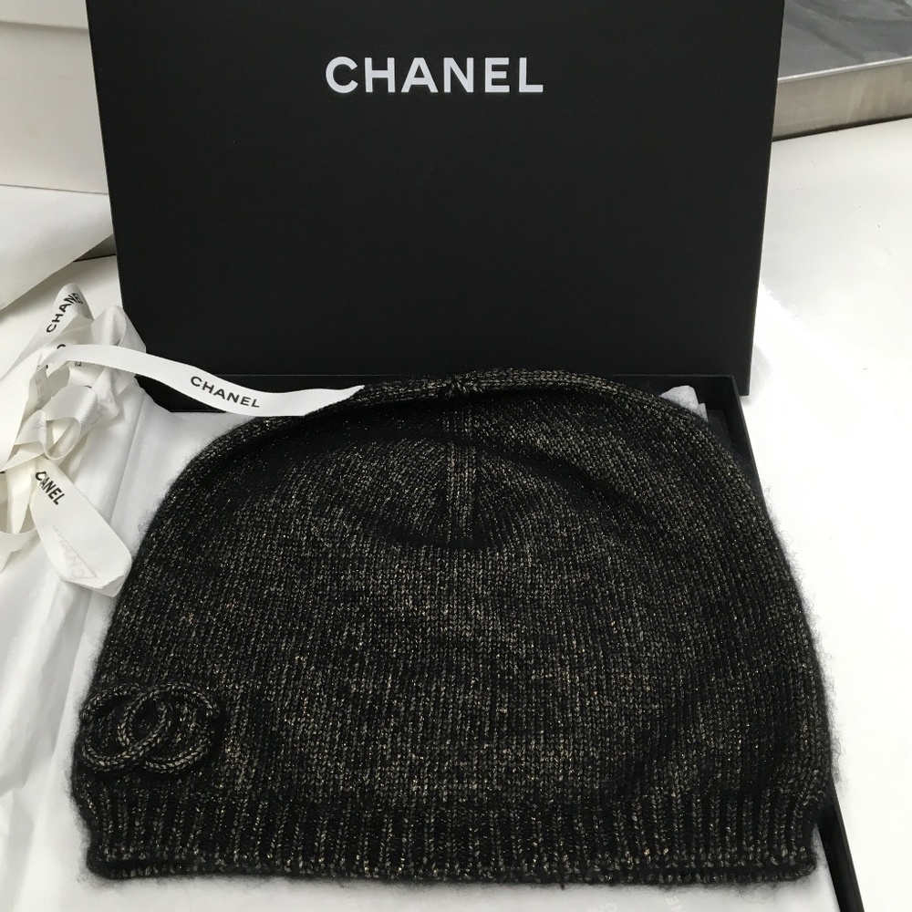 CHANEL 2020  Black w Gold Cashmere Interlocking CC Beanie w/ Tags
